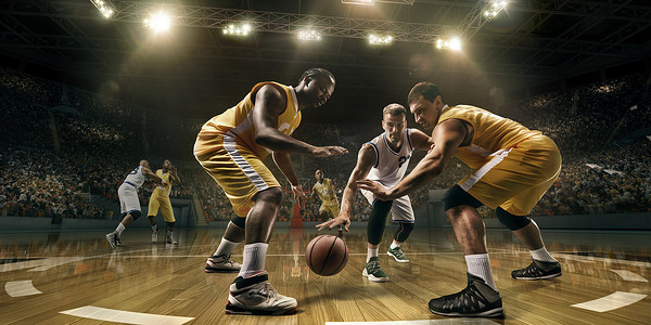 篮球运动员在大型职业赛场上比赛。男子篮球运动员为球而战