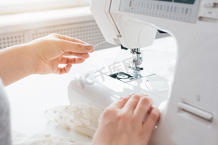 裁缝调整缝纫机工作