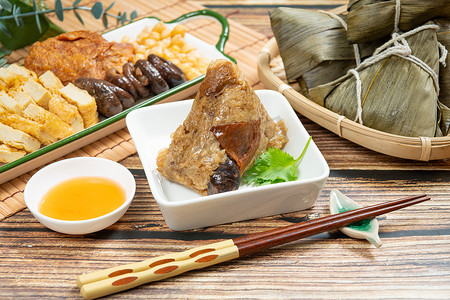 饺子是中国传统的用糯米做的饭，用竹叶包裹，端午节吃粽子 