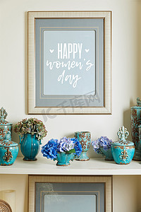 相框与快乐的妇女白天刻字和绿松石陶瓷华丽的复古花瓶与鲜花在架子上