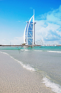 迪拜，阿拉伯联合酋长国-6 月 8 日： burj al 阿拉伯酒店在 2012 年 6 月 8 日在迪拜。burj al 阿拉伯人是建造人工岛朱美拉海滩上的豪华 5 星级酒店.