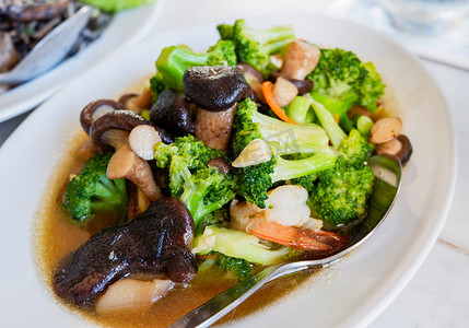 白菜煮熟的香菇/炒虾仁蔬菜与牡蛎酱蘑菇在白色盘子