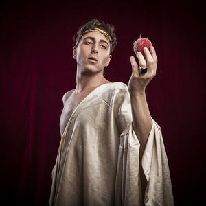罗马人摄影照片_手拿苹果的罗马人