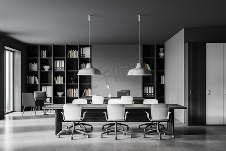 现代化会议室的内部有灰色墙壁、混凝土地板、长桌和书柜。3d渲染