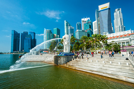新加坡公园摄影照片_鱼尾狮喷泉和滨海湾金沙，新加坡.