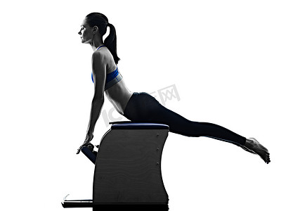 女人普拉提椅子锻炼健身孤立