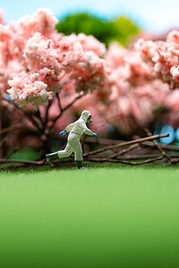 医疗小清新摄影照片_樱花树旁的医护人员奔跑的身影