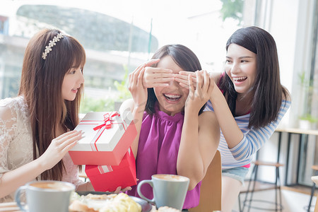 开业送礼了摄影照片_送礼的女性朋友