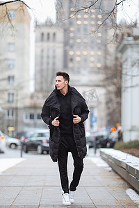 时髦的男人 wolk 在街上。冬季冷装。大夹克 w