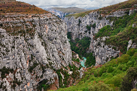 韦尔东峡谷, 艾吉纳, 普罗旺斯, 法国: 悬崖 de Bauchet 的景观, 一个深刻而令人印象深刻的河流峡谷