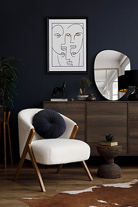 现代客厅内部的组成与蓬松的扶手椅，木制堆芯，模拟海报框架，镜子和现代家居配件。蓝色的墙模板。复制空间.