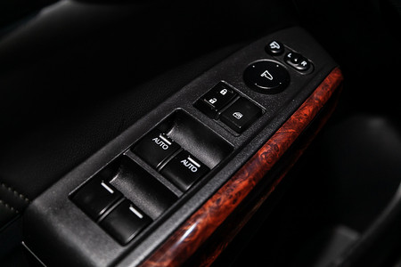 现代汽车的内饰设计：车窗调节按钮，车门锁。豪华威望汽车内饰.
