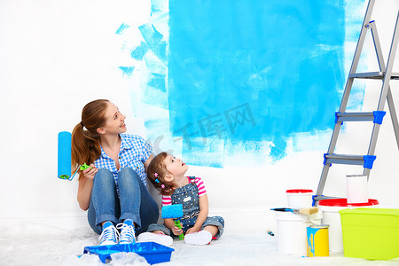 沃尔玛摄影照片_快乐家庭的母亲和孩子女儿在做维修，油漆沃尔玛
