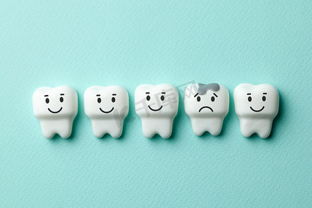 健康的白牙微笑, 牙齿与蛀牙是悲伤的绿色薄荷背景.