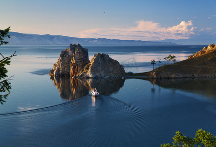 贝加尔湖Olkhon岛上的Cape Burhan和Shaman Rock