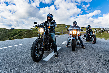 摩托车司机骑马在高山高速公路, Nockalmstrasse, 奥地利, 欧洲.