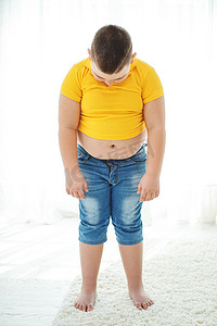 一个有代谢紊乱的男孩患有儿童肥胖问题的儿童。超重肥胖男孩.