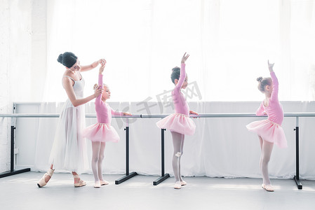芭蕾教学中芭蕾教师与儿童的侧面观 