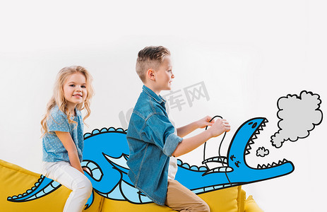快乐的兄弟姐妹骑着蓝色的龙坐在沙发上 