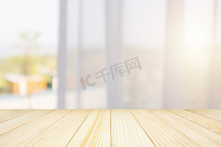 窗幕抽象模糊背景的空木桌顶部用于产品显示