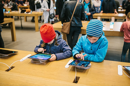 柏林，2017 年 10 月 2 日： 演示文稿的先进新的平板电脑 Ipad Pro 在官方的苹果商店。年轻买家来了与他们的父母，看到新的小工具.