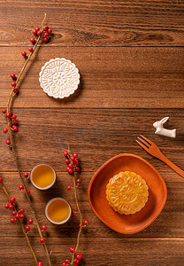 中秋节背景摄影照片_创意月饼,月饼表设计 -中国传统糕点与茶杯木背景,中秋节概念,顶景,平铺.