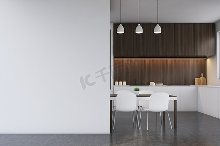 厨房与深色的实木家具，空白的墙