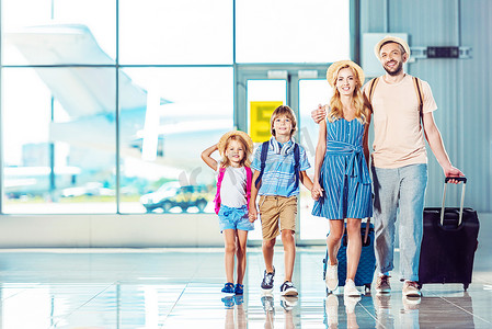 微笑家庭的前面看法在机场一起登上, 去度假