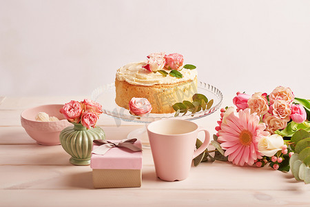 赤裸蛋糕与玫瑰在白色背景
