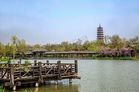 扬州民俗摄影照片_扬州瘦西湖上花园水边
