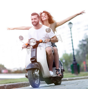 摩托车摄影照片_幸福的夫妇驾驶摩托车在暑假假期兴奋