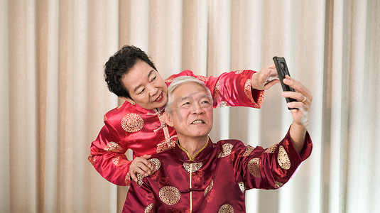 亚洲老年夫妇自拍中国新年致辞