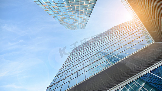 摩天大楼玻璃轮廓的最底层视图.商业大楼。有玻璃立面的摩天大楼。商业区的现代建筑。经济、金融、未来的概念.   