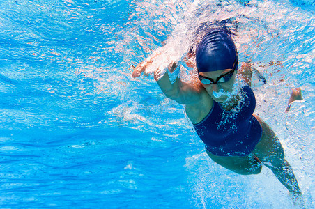 女子游泳运动员在行动