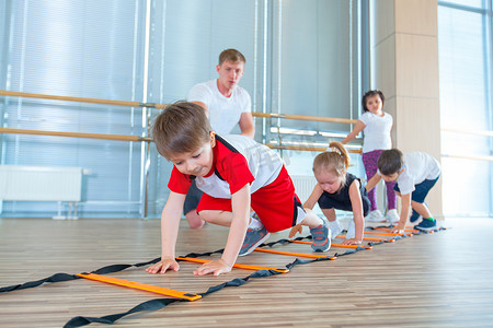 快乐运动的孩子在健身房。儿童练习