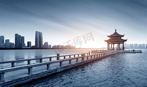 在中国苏州金鸡湖边东方的大门.