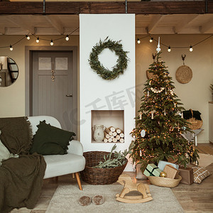 圣诞花环摄影照片_现代室内设计理念.舒适舒适的客厅,装饰着圣诞树,礼物,花环,壁炉,沙发,地毯.圣诞/新年庆祝装饰品.