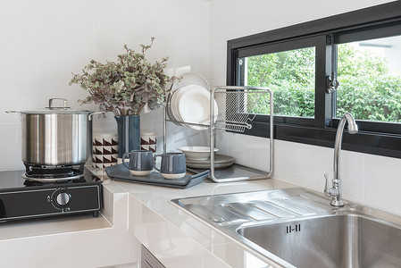 水龙头摄影照片_现代厨房的房间设计与水龙头和水槽