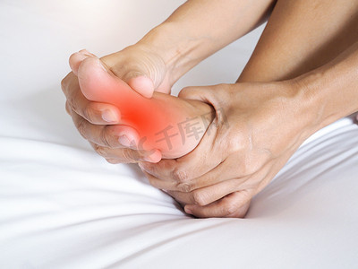 亚洲人得了严重的脚痛.手部反射按摩足部压力点以减轻疼痛.