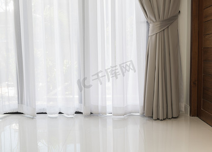 现代客厅与柔软的白色和灰色窗帘背景
