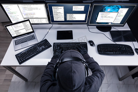 黑客从办公室多台计算机窃取信息的高角度视角
