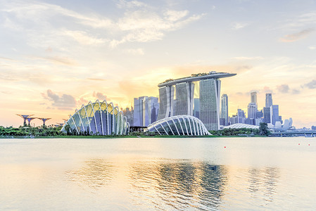 日落时分，新加坡滨海湾东河商业区的摩天大楼