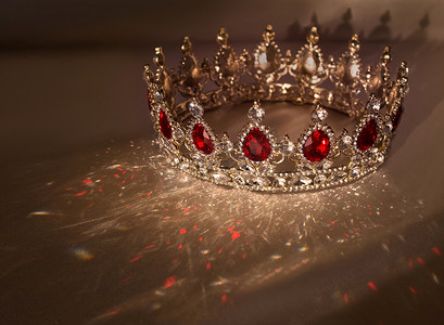 水晶皇冠摄影照片_红宝石，水晶，红宝石的新皇冠。经典的古老的权力之和童话故事