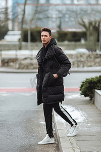 时髦的男人 wolk 在街上。冬季冷装。大夹克 w