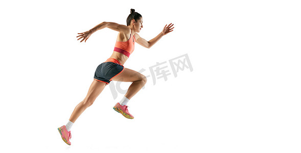 运动员在运动。穿着运动服跑步的年轻健身女运动员形象,训练时被白色背景隔离.动态的动作，跑技术。广告的复制空间