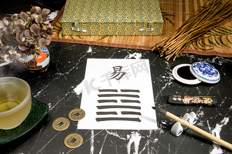 一枝摄影照片_与第63个六角(完工后/气气)的《易经》安排接近，该安排由中国水墨刷写在饭纸上。还有纱枝、一个中国墨水罐、一杯茶和中国银币，都是黑色大理石做的.