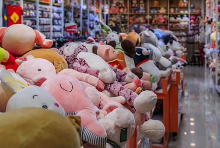 在新加坡唐人街的一家玩具店，大型软软毛绒玩具陈列在垃圾箱和货架上出售