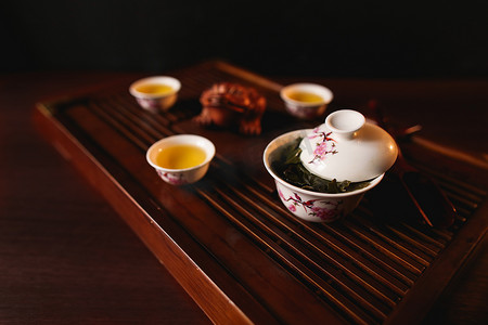 传统的中国茶道。瓷盖碗和三个茶杯茶台沙邦. 