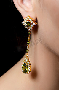 女性的耳朵，在珠宝耳环