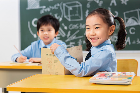 可爱女生微笑摄影照片_小学生在教室里上课